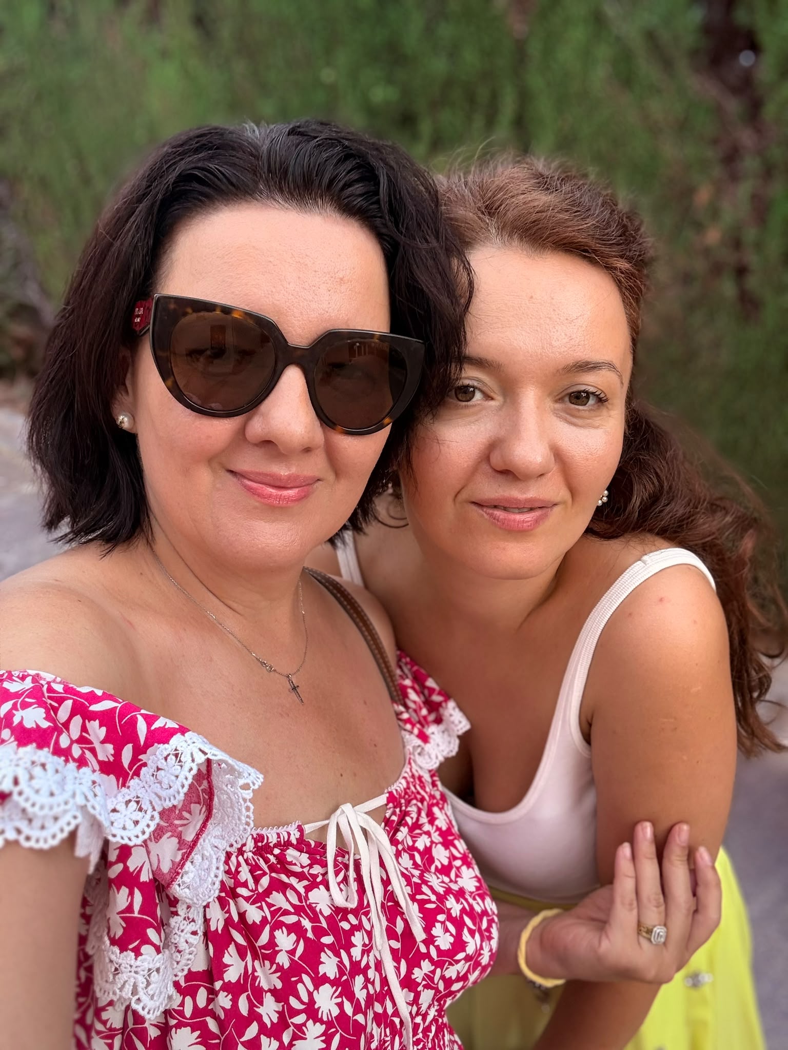 Manuela și Roxana, surorile, zâmbind împreună la malul mării